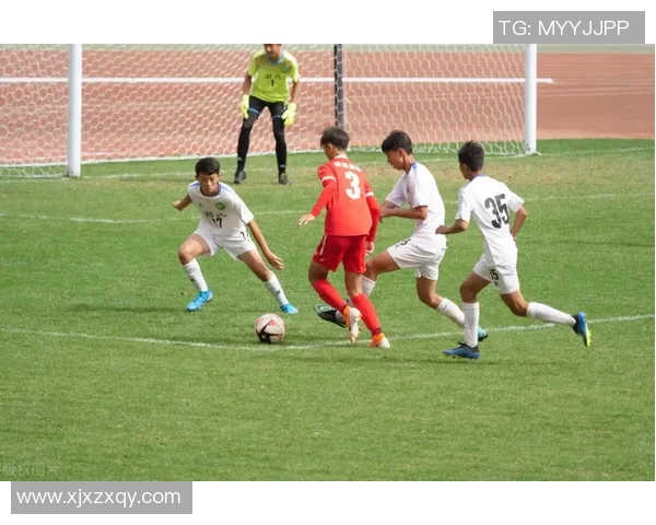 重庆足球队配合引发热议球迷对战术和默契提出质疑