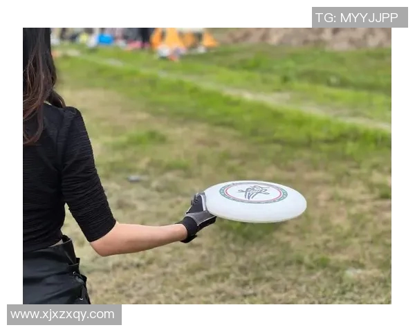 飞盘梦想与人生哲学的交织：黄娜的深度对话之旅