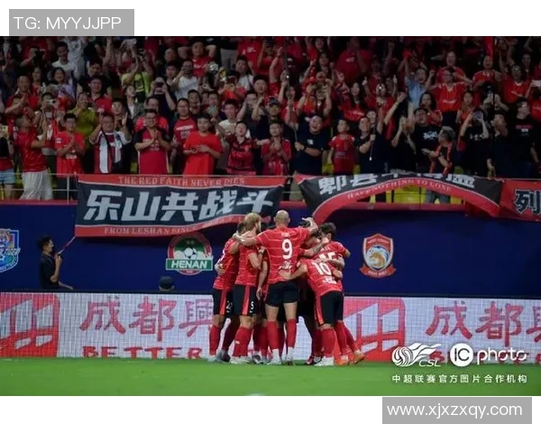 成都足球队在城市联赛中以55分稳居榜首争夺冠军形势乐观